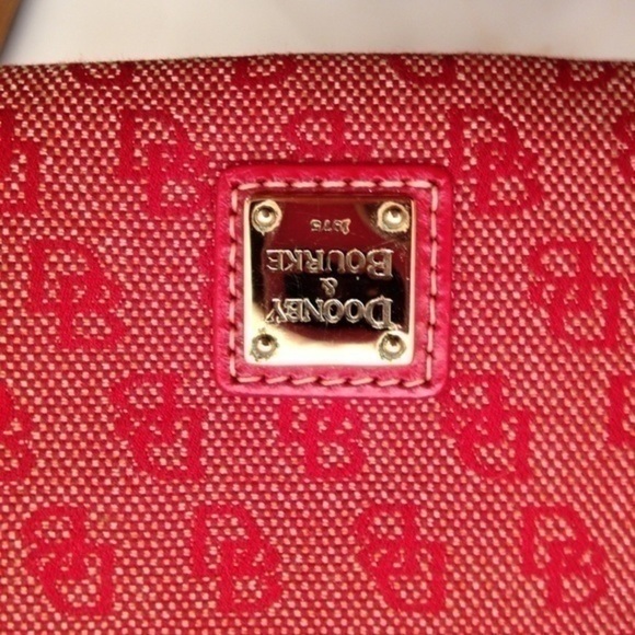 DOONEY & BOURKE 👛 red sig jacquard wristlet